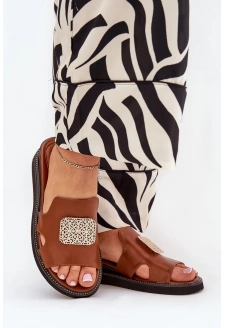 Dámské pantofle na klínu z eko kůže s ozdobou – hnědé Sarela