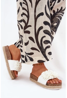 Dámské pantofle na platformě s ozdobnými květinami – bílé