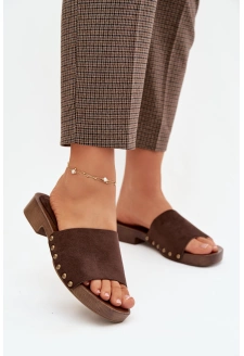 Dámské pantofle na plochém podpatku se zlatými cvočky – čokoládové Girella