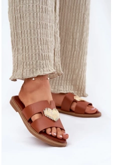 Dámské pantofle na nízkém podpatku se zlatou ozdobou – camel Karinma