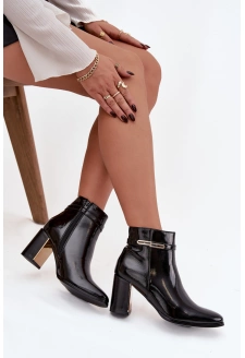 Lakované kotníkové boty na sloupku s páskem – černé Dorelia