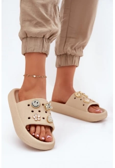 Dámské pěnové pantofle s ozdobnými připínkami Vinceza – béžové