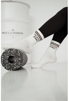 Dámské ponožky s hnědým nápisem „PILATES, BABE!“ – ecru