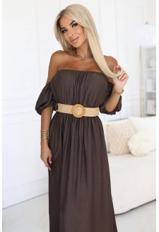 614-1 Sukienka maxi w stylu boho z odkrytymi ramionami i paskiem - CZEKOLADOWA