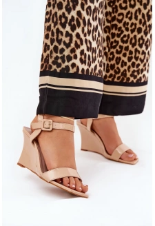 Dámské lakované sandály na klínku Nude Vliraya