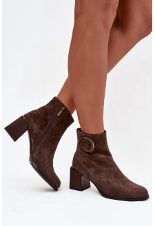 Dámské zateplené kotníkové botky z semiše na sloupku s ozdobným detailem – hnědé Artiker