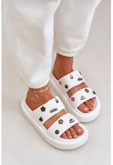 Dámské pěnové pantofle s ozdobnými připínkami – bílé