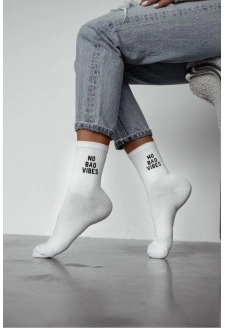 Dámské ponožky s nápisem „NO BAD VIBES“ – bílé