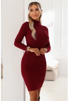 652-1 Elegancka dopasowana sukienka sweterkowa z golfem, pięknie podkreślająca sylwetkę - bordo