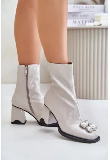 Lakované Dámské Kotníkové Boty Na Podpatku S Ozdobou D&A Světle šedé