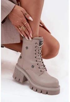 Dámské kožené workery na podpatku s ozdobnými připínáčky Artiker – béžové