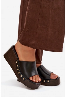 Dámské pantofle na klínku se zlatými cvočky – černé Arionne