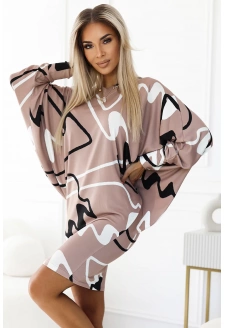 402-8 Svetrové pohodlné šaty netopýří s výstřihem - BÉŽOVÉ v černo-bílém vzoru