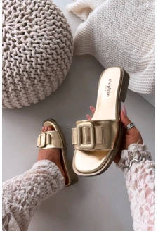 Dámské pantofle na nízkém podpatku s přezkou – zlaté Melivra