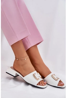 Dámské elegantní pantofle na podpatku se zlatým detailem Vinceza – bílé