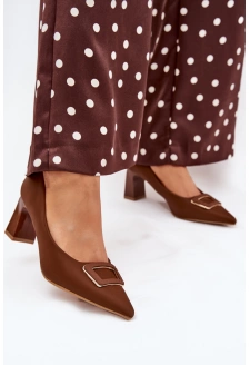 Dámské lodičky na sloupkovém podpatku s ozdobnou přezkou Seriva – hnědé