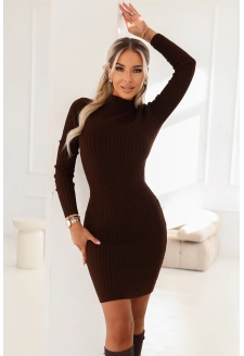 652-2 Elegancka dopasowana sukienka sweterkowa z golfem, pięknie podkreślająca sylwetkę - czekolada