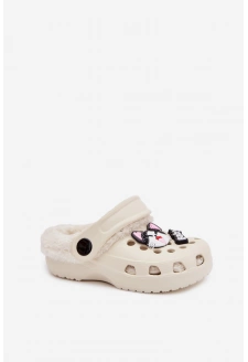 Dětské pěnové pantofle zateplené kožíškem s ozdobnými připínkami – krémové