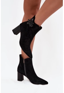 Semišové dámské boty na sloupkovém podpatku s ozdobou D&A – černé