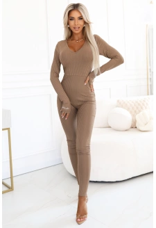 619-1 Wygodny i elegancki prążkowany kombinezon damski z dekoltem - mocha mousse