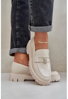 Dámské lakované mokasíny s dekorativní připínkou „Miś“ Wulinea – béžové