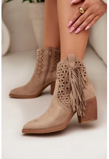 Dámské perforované kovbojské kotníkové boty na sloupkovém podpatku s třásněmi Calissey – béžové