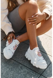 Dámské kožené sneakersy s ozdobnou broží CheBello – bílé