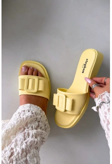 Dámské pantofle na nízkém podpatku s přezkou – žluté Melivra