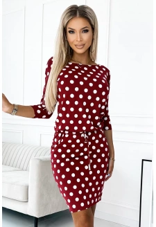 13-164 Sukienka sportowa z wiązaniem i kieszeniami - bordowa w groszki - produkcja polska