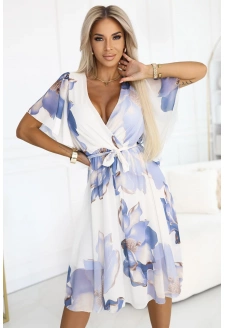 602-1 Romantyczna sukienka z kopertowym dekoltem i zwiewnymi rękawkami - błękitne kwiaty na białym tle