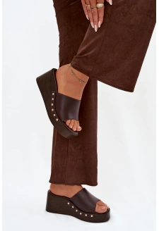 Dámské pantofle na klínku se zlatými cvočky – čokoládové Arionne