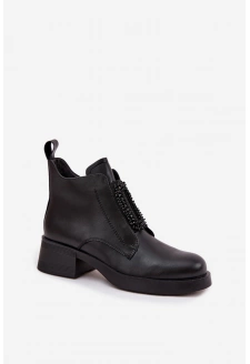 Dámské kožené kotníkové boty na podpatku s ozdobou D&A – černé
