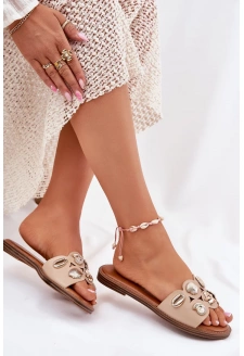 Dámské pantofle na nízkém podpatku se zlatými připínkami – béžové Nalothiel