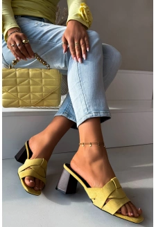 Dámské pantofle na sloupkovém podpatku s pásky z eko semiše Corivelle – žluté