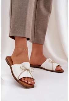 Dámské pantofle na ploché podešvi s ozdobnou mašlí Deonelis – bílé