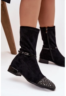Dámské boty na nízkém podpatku se zdobením a páskem D&A – černé