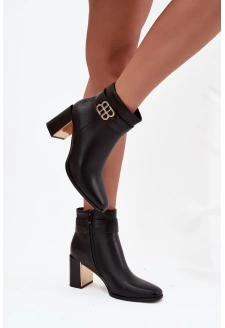 Dámské kotníkové boty na podpatku s páskem a zlatým detailem Galinne – černé