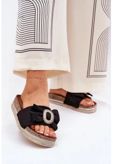 Dámské pantofle na platformě s mašlí a ozdobnou broží – černé Lenela