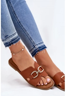 Dámské ploché pantofle s ozdobným detailem – camel