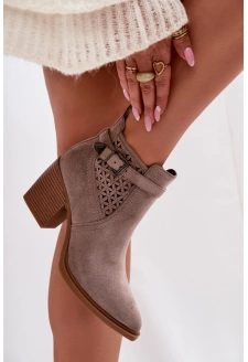 Dámské perforované kotníkové boty na sloupkovém podpatku s ažurovým vzorem a zlatou přezkou Deloriah – tmavě béžové