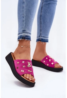 Dámské semišové pantofle s ozdobnými připínkami Vinceza – fuchsiové