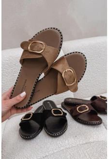 Dámské pantofle na plochém podpatku se zlatou přezkou Selivelle – camel