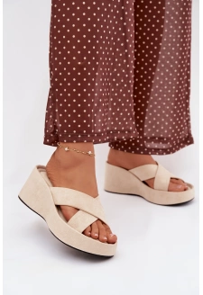 Dámské pantofle na klínku z eko semiše – béžové Calorine