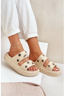 Dámské pěnové pantofle s ozdobnými připínkami – béžové