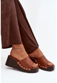 Dámské pantofle na klínku se zlatými cvočky – camel Arionne