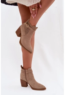 Dámské perforované kotníkové boty na sloupkovém podpatku s ažurovým vzorem a zlatou přezkou Deloriah – béžové