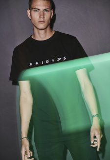 Černé tričko s logem přátel